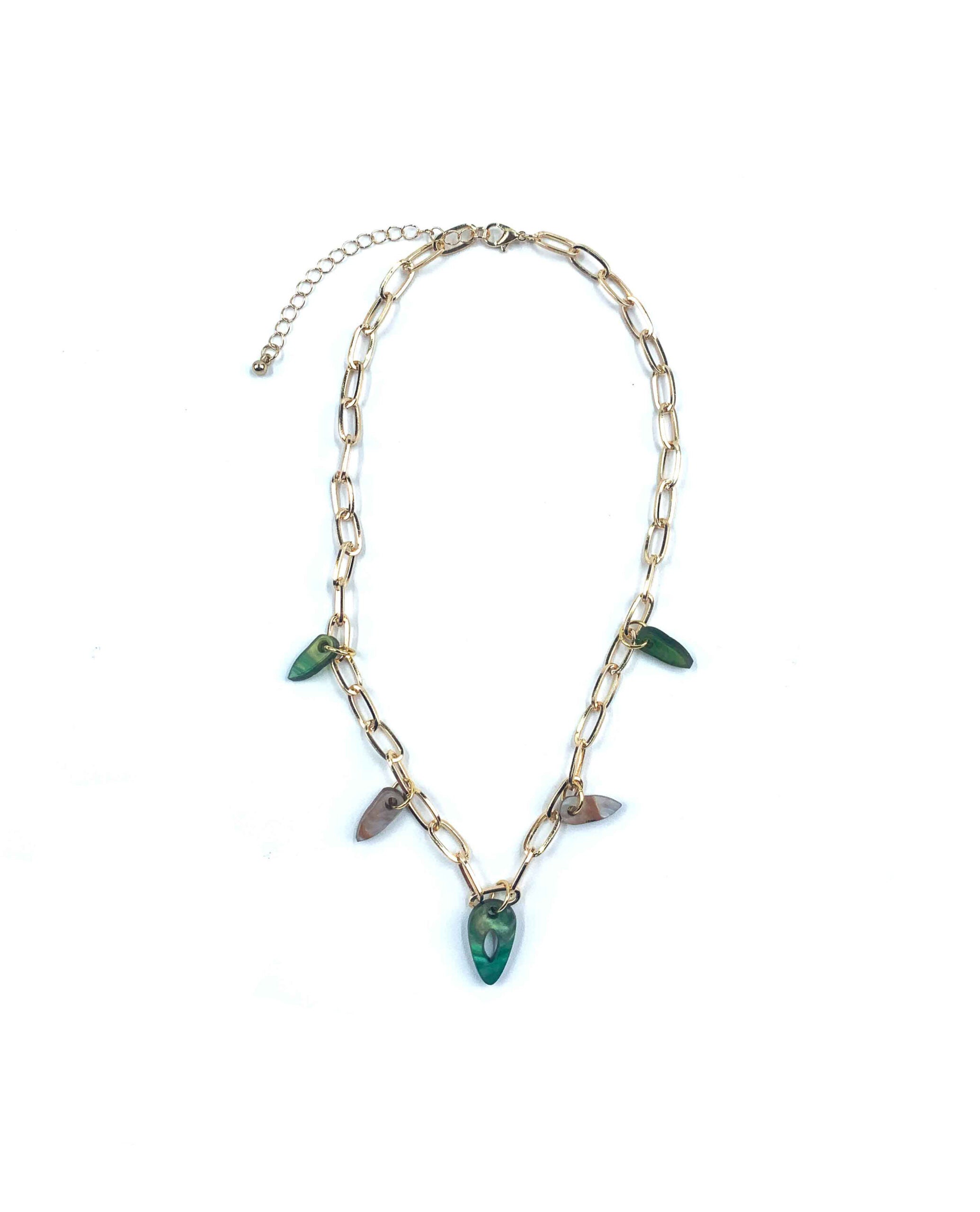 Collar Minimalista con Charms Vibrantes: Elegancia Moderna