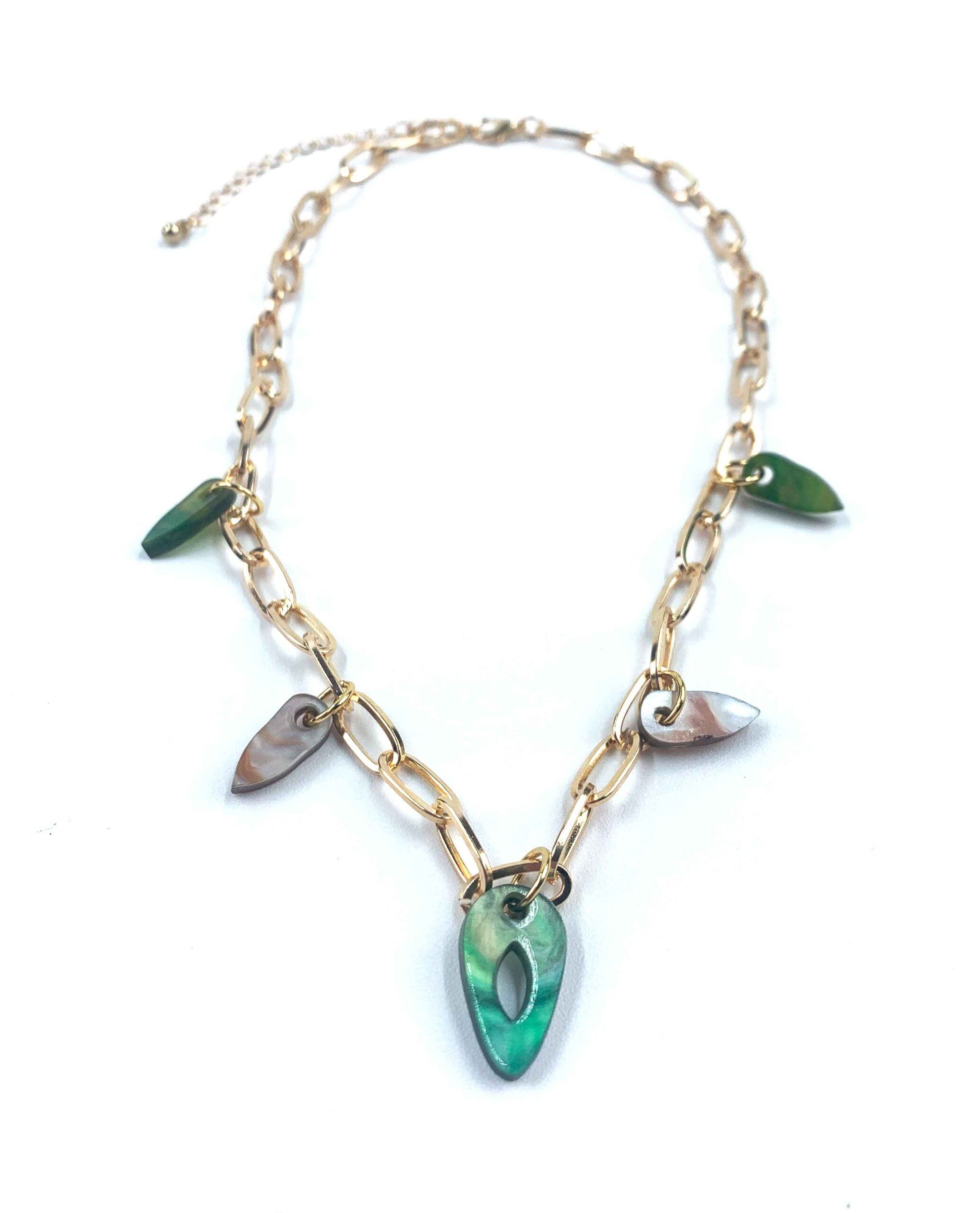 Collar Minimalista con Charms Vibrantes: Elegancia Moderna