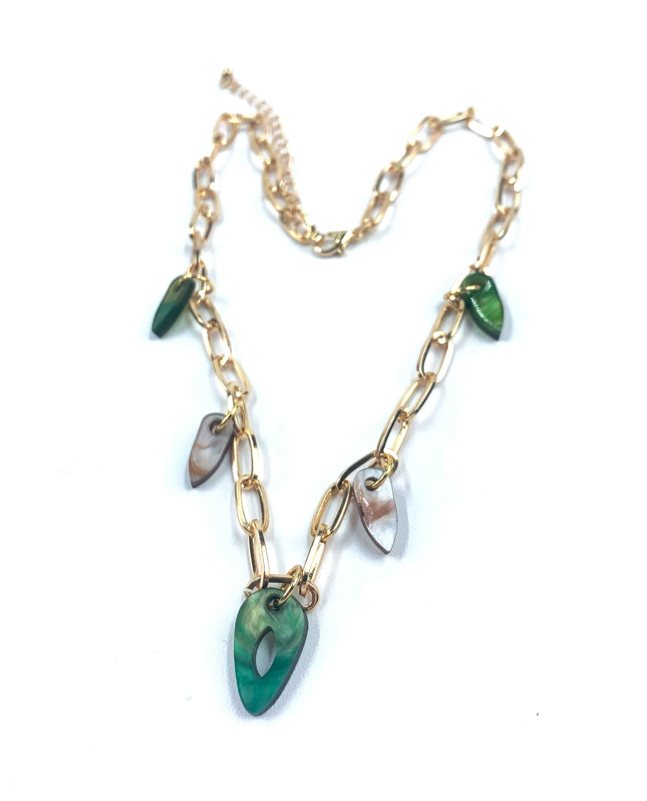 Collar Minimalista con Charms Vibrantes: Elegancia Moderna