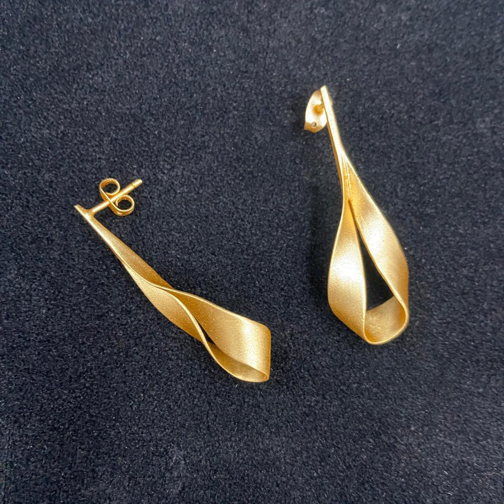 Pendientes LAZO bañados en oro - Diseño con carácter